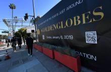 Les équipes du Golden Globes préparent la zone du tapis rouge pour la 76e cérémonie des récompenses du cinéma américain, à Beverly Hills, en Californie, le 4 janvier 2019