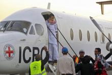 Le soldat saoudien Moussa al-Awaji, prisonnier des rebelles Houthis, monte dans un avion de la Croix-Rouge après avoir été libéré le 29 janvier 2019