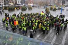 Des personnes rassemblées après la mort d'un membre des "gilets jaunes", le 12 janvier 2019 à Visé, en Belgique