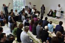 Prière dans la mosquée "libérale" Ibn Rushd-Goethe à Berlin, où hommes et femmes peuvent prier côte à côte, le 16 juin 2017