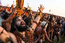 Des fidèles hindous participent au festival Kumbh Mela à Allahabad, dans le nord de l'Inde, le 15 janvier 2019