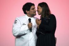 Le chef italo-argentin Mauro Colagreco (g) embrasse sa femme après avoir reçu une 3e étoile Michelin, le 21 janvier 2019 à Paris