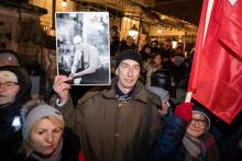 Un homme brandit une photo du maire de Gdansk lors des obsèques de Pawel Adamowicz, le 18 janvier 2019 à Gdansk