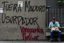 Le chef de file de l'opposition et président autoproclamé du Venezuela, Juan Guaido, répond à des journalistes lors d'une manifestation contre le gouvernement de Nicolas Maduro, à Caracas, le 30 janvi
