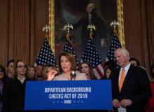 La présidente démocrate de la Chambre des représentants, Nancy Pelosi, présente un projet de loi pour renforcer l'encadrement des ventes d'armes, le 8 janvier 2010 au Congrès, à Washington