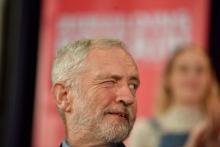 Le leader du Parti travailliste Jeremy Corbyn fait un clin d'oeil à un collègue lors d'un meeting politique à Hastings le 17 janvier 2019