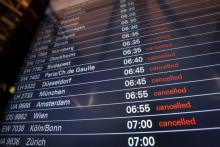 Un panneau d'affichage montre les vols annulés à l'aéroport de Hambourg en Allemagne en raison d'une grève des personnels de sécurité, le 15 janvier 2019