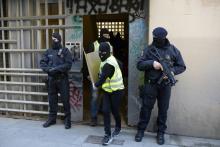 Des hommes de la police catalane déployés lors d'une opération contre une cellule soupçonnée de vouloir commettre un attentat, le 15 janvier 2019 à Barcelone