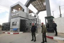 Des forces de sécurité fidèles au Hamas surveillent le poste-frontière de Rafah entre la bande de Gaza et l'Egypte, le 8 janvier 2019
