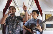 Des musiciens donnent un concert dans un avion en vol entre Jakarta et Bali, selon une photo prise le 9 janvier 2019 et diffusée par la compagnie aérienne indonésienne Garuda