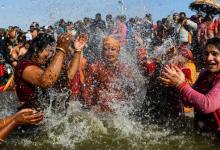 Des fidèles transgenres s'immergent à la confluence des eaux du Gange et de la Yamuna, à Allahabad en Inde à l'occasion du festival Kumbh Mela, le 15 janvier 2019