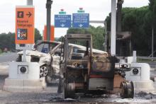 Des épaves de voitures brûlées à l'entrée du péage de l'A9 à Narbonne le 3 décembre 2018