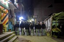 Des membres des forces de sécurité égyptiennes bloquent l'accès à une rue débouchant sur l'église devant laquelle l'explosion d'un engin a tué un policier, au Caire, le 5 janvier 2019