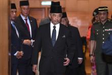 Tengku Abdullah Shah (C) a remplacé son père à la tête de l'Etat de Pahang, en Malaisie, ce qui devrait lui permettre de devenir le prochain roi du pays
