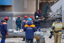 Des sauveteurs travaillent le 2 janvier 2019 sur le site d'un immeuble ravagé deux jours auparavant par une explosion de gaz à Magnitogorsk dans l'Oural russe