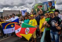 Des partisans du nouveau président brésilien Jair Bolsonaro se rassemblent à Brasilia, près de la Cathédrale de la capitale, à quelques heures de l'investiture du nouveau chef d'Etat, le 1er janvier 2