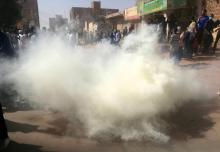 La police soudanaise fait usage de gaz lacrymogène pour disperser une marche à destination du palais présidentiel, le 24 janvier 2019 à Khartoum