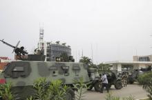 Des soldats gardent le bâtiment de la radio-télévision gabonaise à Libreville le 7 janvier 2019 après une tentative de putsch.
