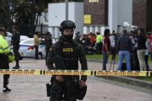 Les forces de sécurité déployées devant l'école de la police où une voiture piégée a explosé, dans le sud de Bogoto, le 17 janvier 2019