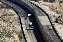 Photo prise le 10 janvier 2019 à l'entrée de Jérusalem montrant une route divisée par un mur: du côté gauche, le tronçon emprunté par les Palestiniens et du côté droit celui emprunté par les Israélien