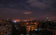 Photo de la défense anti-aérienne syrienne entrant en action dans le ciel de Damas en réponse à des tirs attribués à Israël, le 21 janvier 2019 avant l'aube