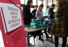 Des étudiants distribuent des serviettes hygiéniques à l'Université de Lille à Villeneuve d'Ascq le 15 janvier 2019