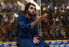 Shahzad Alam, réfugié afghan, lors d'un entretien avec l'AFP dans sa boutique de chaussures à Peshawar le 29 septembre 2018