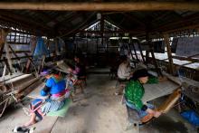 Des femmes hmongs, marginalisées par la société travaillent dans une fabrique de textile dans le nord du Vietnam, le 29 octobre 2018