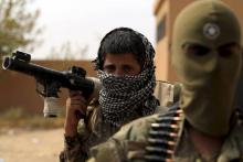 Des membres des Forces démocratiques syriennes, une coalition arabo-kurde engagée dans la lutte contre les jihadistes du groupe Etat islamique (EI) près d'Al-Soussa, dans l'est syrien, le 13 septembre