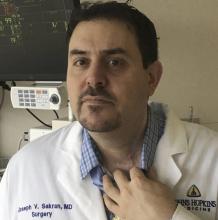 Le Dr Joseph Sakran, qui a reçu une balle dans le cou à l'âge de 17 ans, à l'hôpital Johns Hopkins de Baltimore le 2 janvier 2019