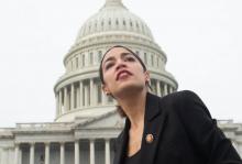 L'élue démocrate à la Chambre des représentants Alexandria Ocasio-Cortez devant le Capitole le 4 janvier 2019 à Washington