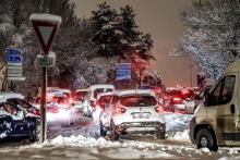Des automobilistes conduisent très lentement sur une route enneigée, le 23 janvier 2019 dans la région de Lille, dans le Nord