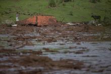 Le toit d'une maison émerge du torrent de boue le 26 janvier 2019, au lendemain de la rupture d'un barrage minier qui a englouti la région de Brumadinho, dans l'est du Brésil.