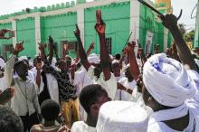 Des manifestants scandent des slogans antigouvernementaux à Omdourman (Soudan), le 25 janvier 2019