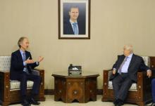 Une photo fournie par l'agence officielle syrienne SANA montre une rencontre à Damas de l'émissaire de l'ONU Geir Pedersen (G) avec le ministre syrien des Affaires étrangères Walid Mouallem (D), le 15