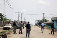 Des gendarmes gabonais patrouillent dans le quartier Cocotiers près du siège de la radio-télévision nationale (RTG) à Libreville, le 7 janvier 2019
