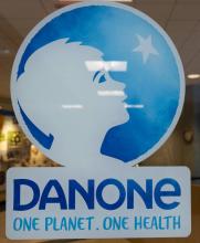 Le logo de Danone à l'usine du groupe à White Plains (New York) le 7 janvier 2019