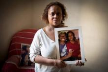 Céline Sylva montre une photo d'elle et de son fils Wilson Mendes, le 9 janvier 2019 à Marseille, tué d'une décharge de gros plombs en pleine poitrine en janvier 2018