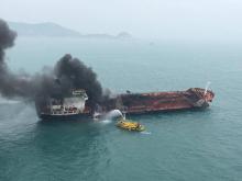 Photo rendue publique le 8 janvier 2019 par la police de Hong Kong montrant un pétrolier en feu au large de l'ancienne colonie britannique