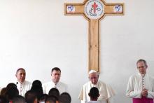 Le pape François écoute un jeune lors d'une visite d'une prison pour mineurs, le 25 janvier 2019 à Pacora, dans les environs de la capital panaméenne