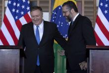Le chef de la diplomatie brésilienne, Ernesto Araujo (d), et le secrétaire d'Etat américain Mike Pompeo s'apprêtent à donner une conférence de presse commune à Brasilia, le 2 janvier 2019