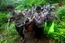 Des secouristes indonésiens transportent un corps après un glissement de terrain à Gowa, le 25 janvier 2019