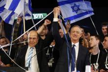 Le général à la retraite Benny Gatnz (D) et son allié électoral, l'ancien ministre de la Défense Moshe Yaalon (G), le 29 janvier 2019 à Tel-Aviv