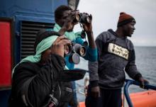 Des migrants bloqués sur le Sea-Watch et au large de Syracuse scrutent la mer, le 26 janvier 2019