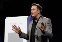 Une photo d'archives prise le 30 avril 2015, montre le PDG de Tesla Motors Elon Musk dévoilant un sy