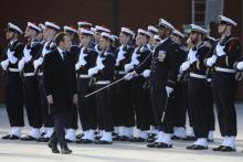 Emmanuel Macron passe en revue des marins lors de la cérémonie des voeux aux armées à la BA 101 de Toulouse-Francazal, le 17 janvier 2019