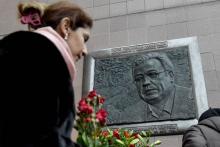 Le 19 décembre 2017 à Moscou, une femme dépose des fleurs devant une plaque commémorative en hommage à l'ambassadeur russe en Turquie Andreï Karlov, tué un an plus tôt