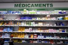 Des médicaments disposés sur une étagère dans une pharmacie d'Orléans, en France, le 11 janvier 2018