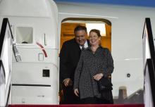 Le secrétaire d'Etat américain Mike Pompeo (G) et son épouse Susan arrivent à l'aéroport international d'Abou Dhabi, la capitale émiratie, le 11 janvier 2019, dans le cadre d'une tournée au Moyen-Orie