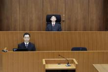 Le magistrat Yuichi Tada (c) siège tribunal de Tokyo avant le début de l'audience, le 8 janvier 2019